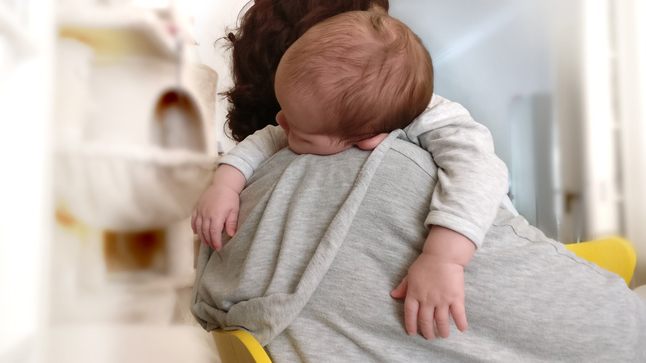 最新母乳喂养教程展示，新手妈妈的必备指南