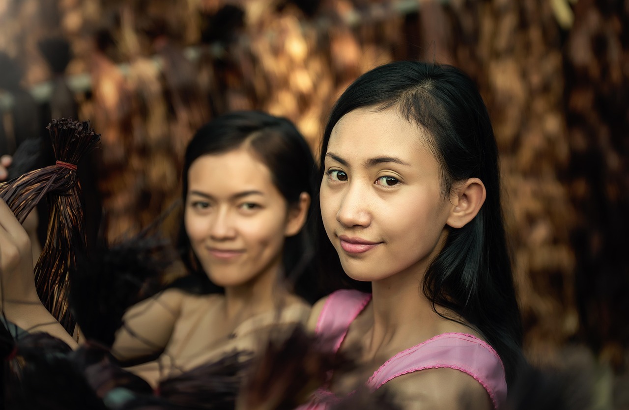 女子花剑比赛，剑舞之美与竞技激情的炫目展现