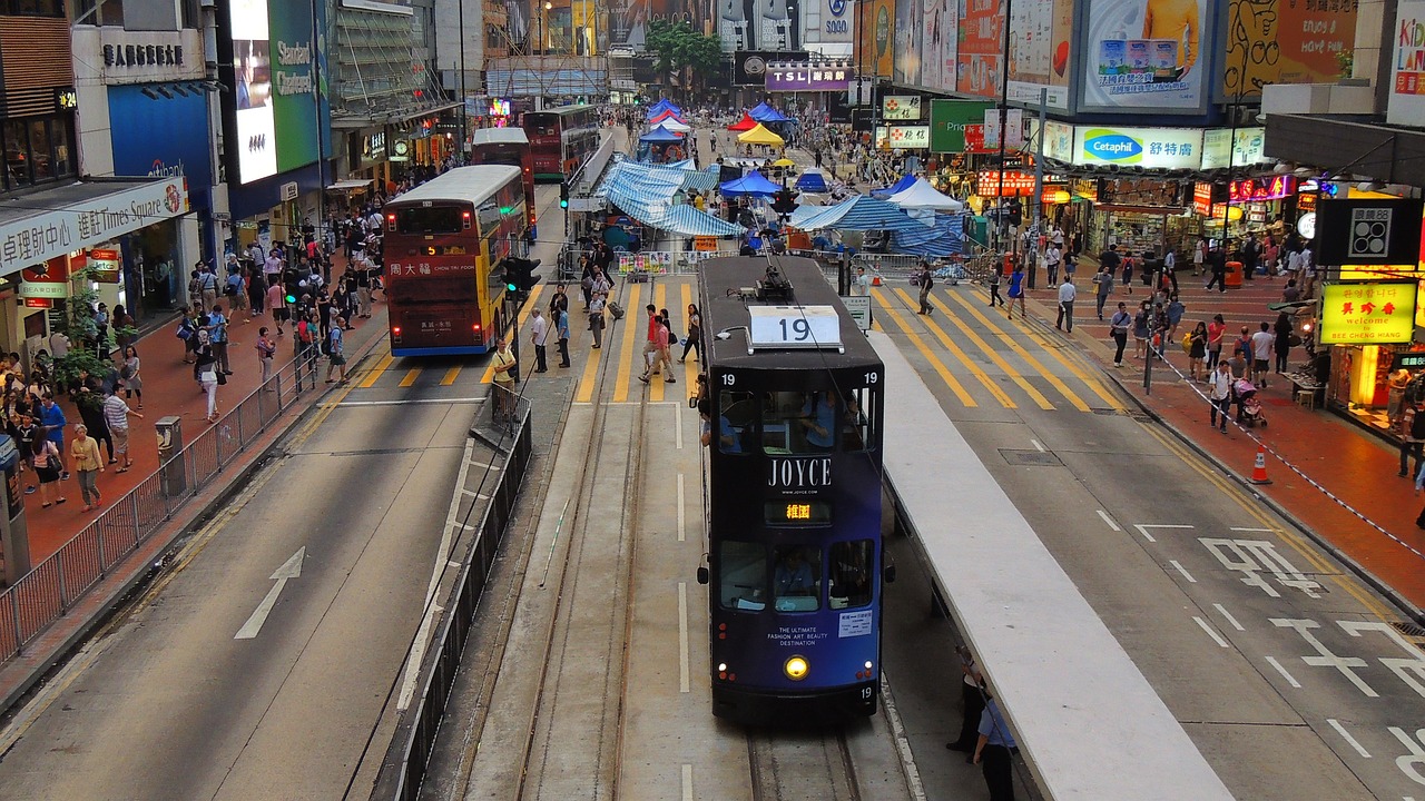 香港至尊控股上市之路，战略、机遇与挑战的探究